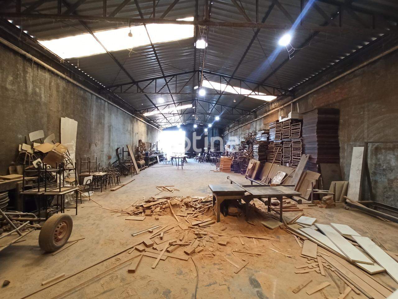 Galpão para alugar, em Uberlândia no bairro Segismundo Pereira no valor de R$ 6.000,00 - Rotina Imobiliária: 