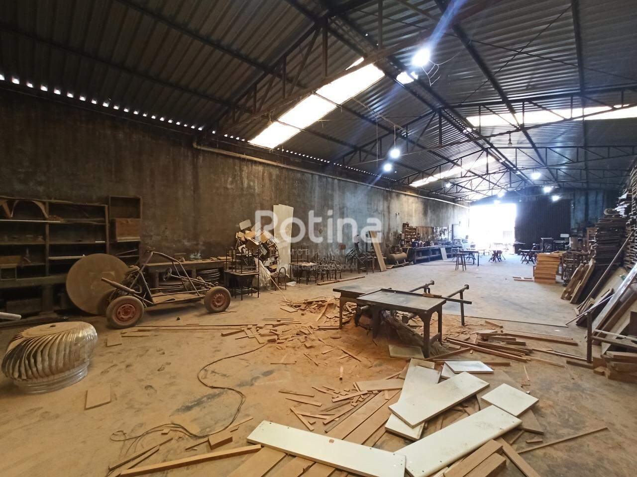 Galpão para alugar, em Uberlândia no bairro Segismundo Pereira no valor de R$ 6.000,00 - Rotina Imobiliária: 