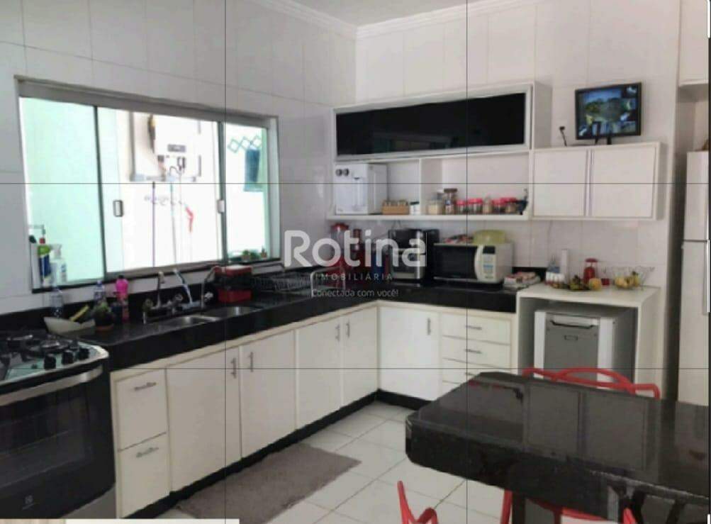Casa à venda, em Uberlândia no bairro Segismundo Pereira no valor de R$ 1.350,00 - Rotina Imobiliária: 