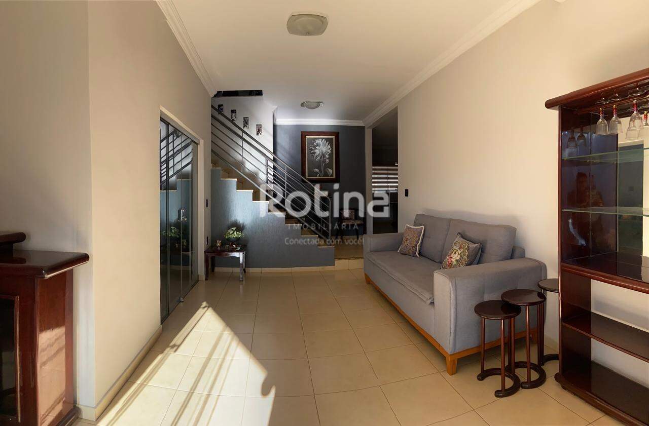 Casa à venda, 3 quartos em Uberlândia no bairro Segismundo Pereira no valor de R$ 950.000,00 - Rotina Imobiliária: 