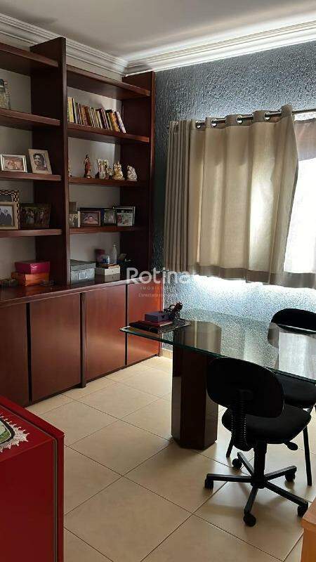 Casa à venda, 3 quartos em Uberlândia no bairro Segismundo Pereira no valor de R$ 950.000,00 - Rotina Imobiliária: 