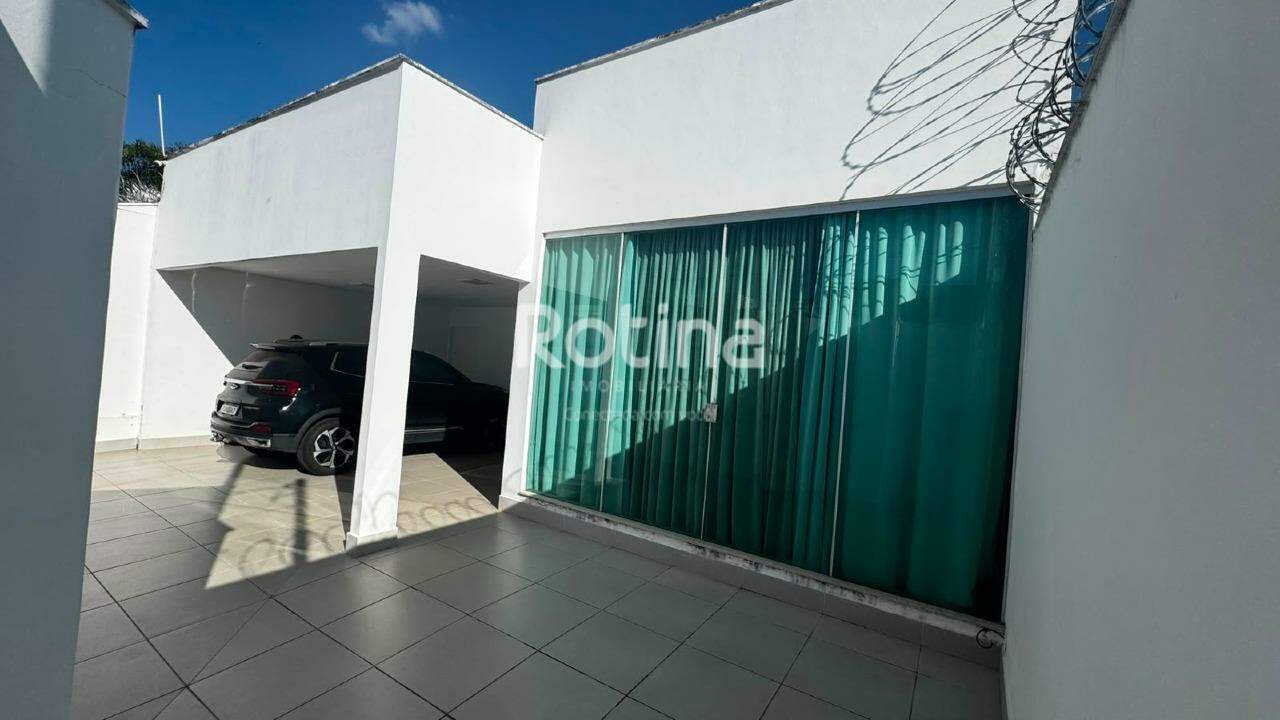 Casa à venda, 3 quartos em Uberlândia no bairro Bosque dos Buritis no valor de R$ 780.000,00 - Rotina Imobiliária: Fachada – portão e acesso principal