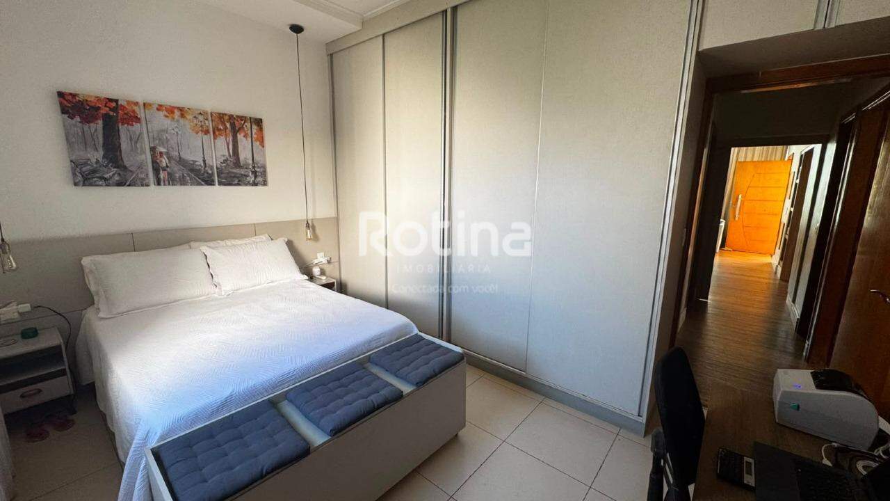 Casa à venda, 3 quartos em Uberlândia no bairro Bosque dos Buritis no valor de R$ 780.000,00 - Rotina Imobiliária: Suíte com guarda-roupa e ar condicionado
