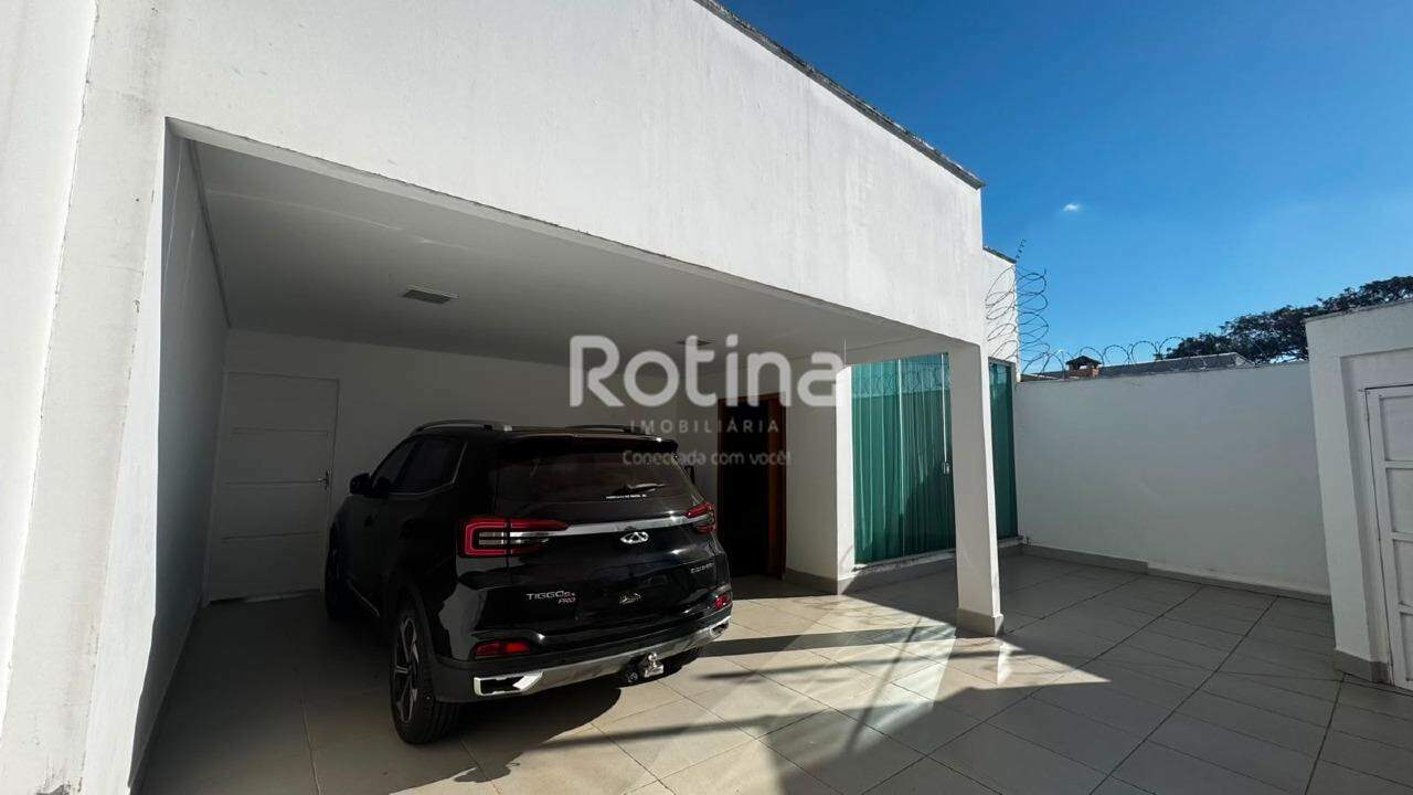 Casa à venda, 3 quartos em Uberlândia no bairro Bosque dos Buritis no valor de R$ 780.000,00 - Rotina Imobiliária: Fachada e garagem coberta p/ 2 carros
