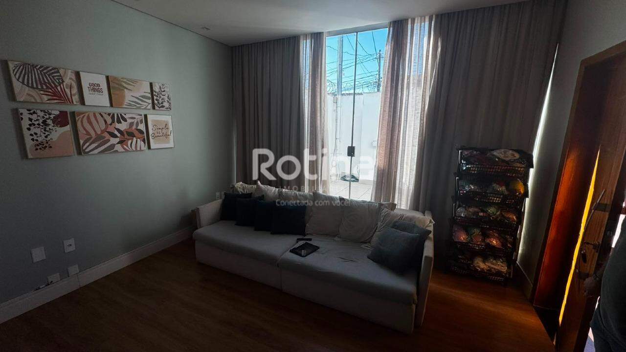 Casa à venda, 3 quartos em Uberlândia no bairro Bosque dos Buritis no valor de R$ 780.000,00 - Rotina Imobiliária: Sala de estar com sofá e ampla janela