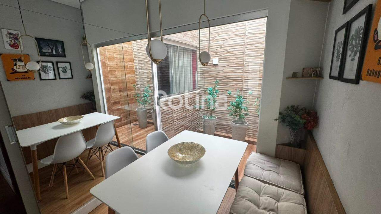 Casa à venda, 3 quartos em Uberlândia no bairro Bosque dos Buritis no valor de R$ 780.000,00 - Rotina Imobiliária: Copa integrada com jardim de inverno