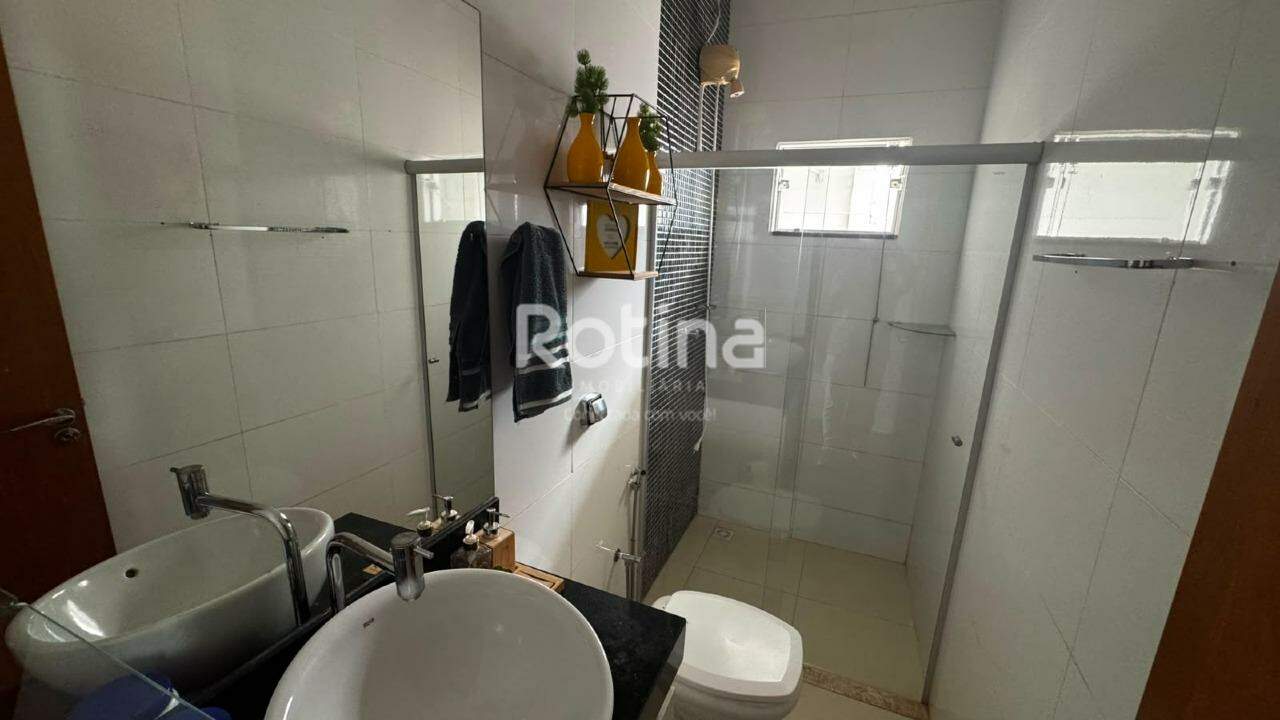 Casa à venda, 3 quartos em Uberlândia no bairro Bosque dos Buritis no valor de R$ 780.000,00 - Rotina Imobiliária: Banheiro social com box e granito