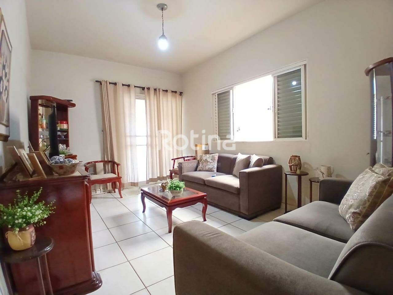 Casa para alugar, 5 quartos em Uberlândia no bairro Brasil no valor de R$ 2.800,00 - Rotina Imobiliária: 