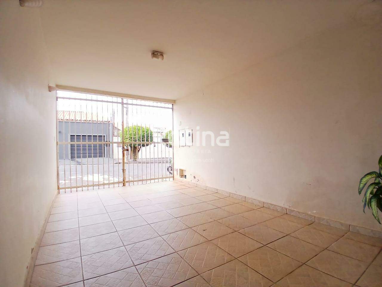 Casa para alugar, 5 quartos em Uberlândia no bairro Brasil no valor de R$ 2.800,00 - Rotina Imobiliária: 
