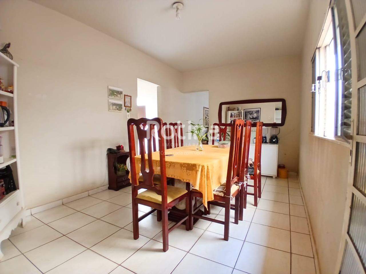 Casa para alugar, 5 quartos em Uberlândia no bairro Brasil no valor de R$ 2.800,00 - Rotina Imobiliária: 