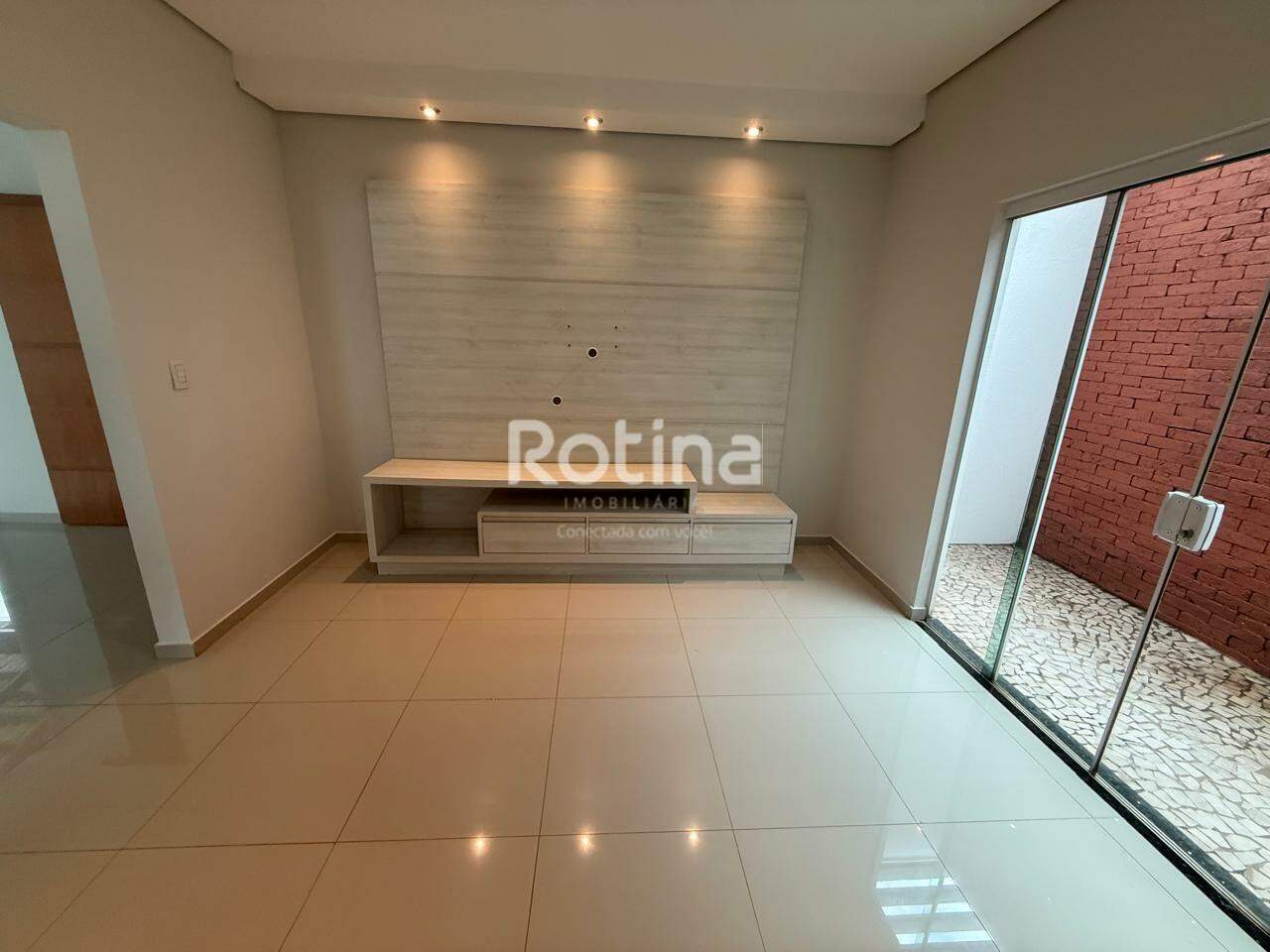 Casa para alugar, 3 quartos em Uberlândia no bairro Santa Mônica no valor de R$ 10.000,00 - Rotina Imobiliária: 