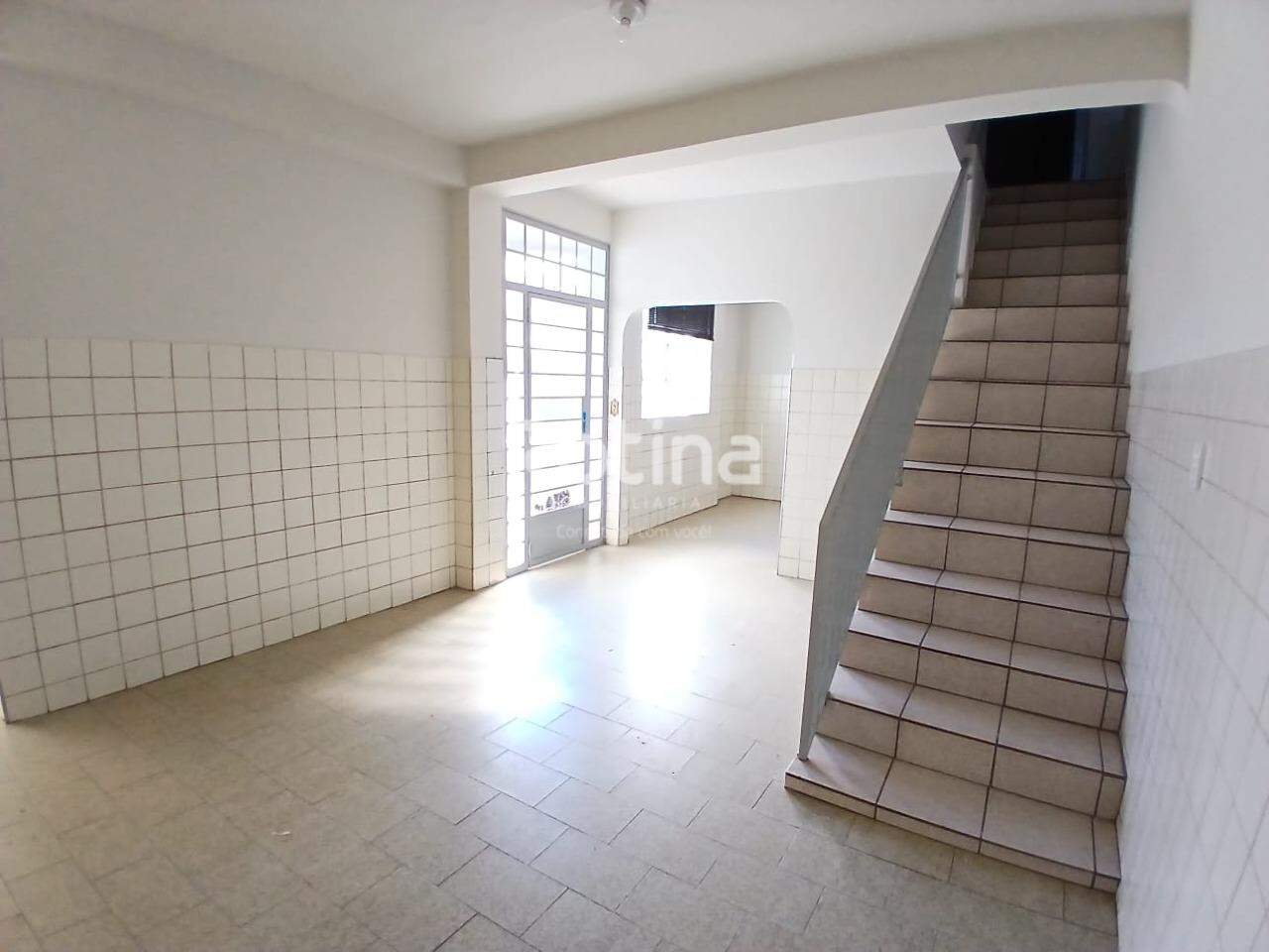 Casa para alugar, 3 quartos em Uberlândia no bairro Martins no valor de R$ 2.500,00 - Rotina Imobiliária: 