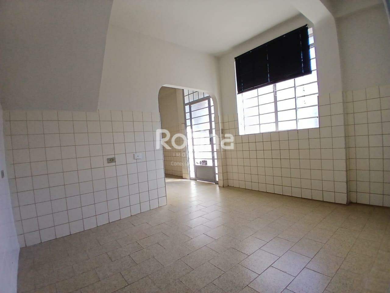 Casa para alugar, 3 quartos em Uberlândia no bairro Martins no valor de R$ 2.500,00 - Rotina Imobiliária: 