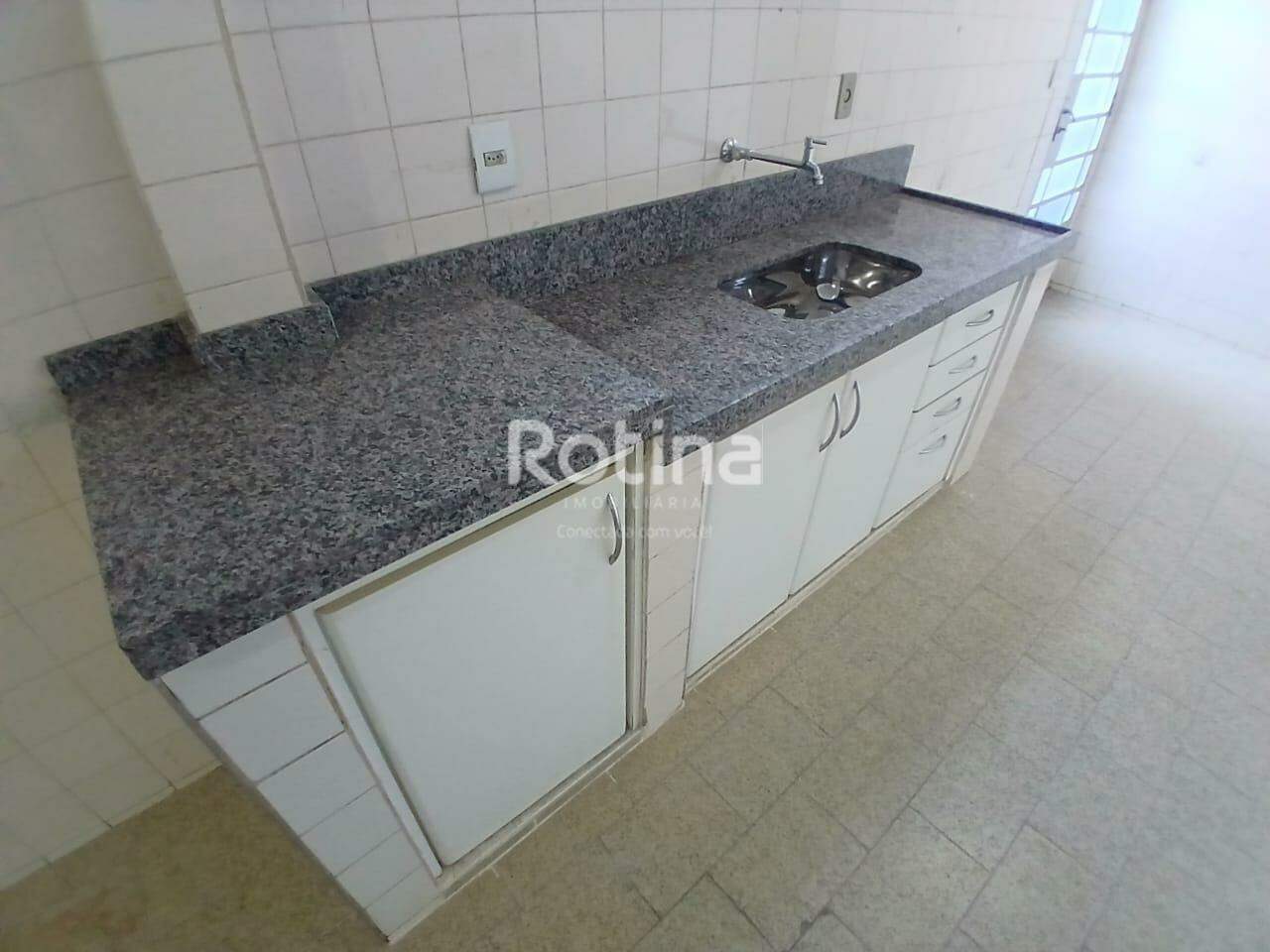 Casa para alugar, 3 quartos em Uberlândia no bairro Martins no valor de R$ 2.000,00 - Rotina Imobiliária: 