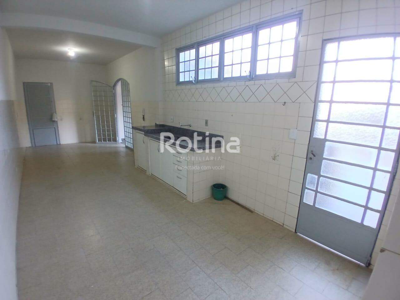 Casa para alugar, 3 quartos em Uberlândia no bairro Martins no valor de R$ 2.000,00 - Rotina Imobiliária: 