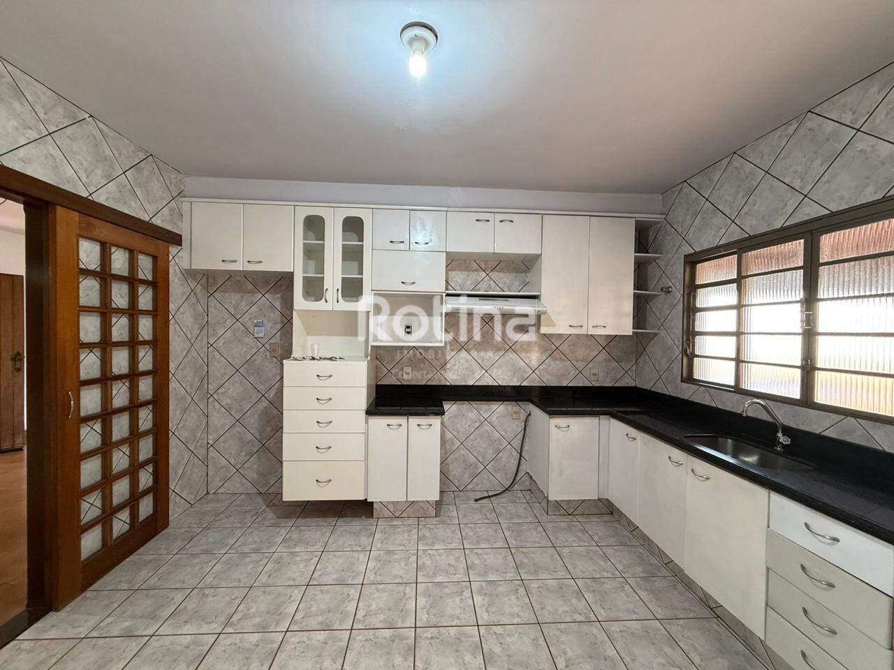 Casa para alugar, 3 quartos em Uberlândia no bairro Brasil no valor de R$ 5.000,00 - Rotina Imobiliária: 