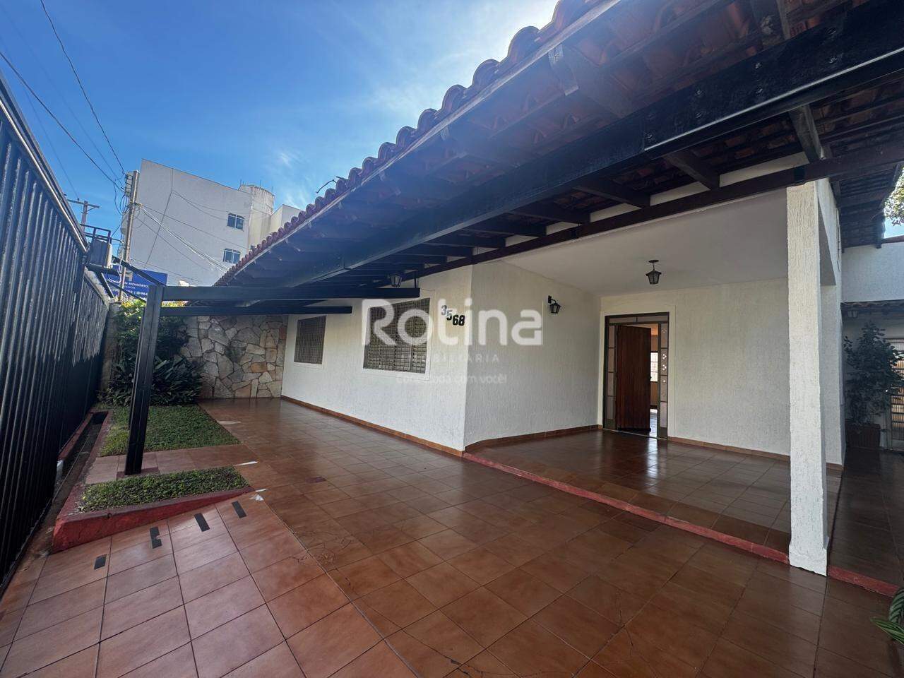 Casa para alugar, 3 quartos em Uberlândia no bairro Brasil no valor de R$ 5.000,00 - Rotina Imobiliária: 