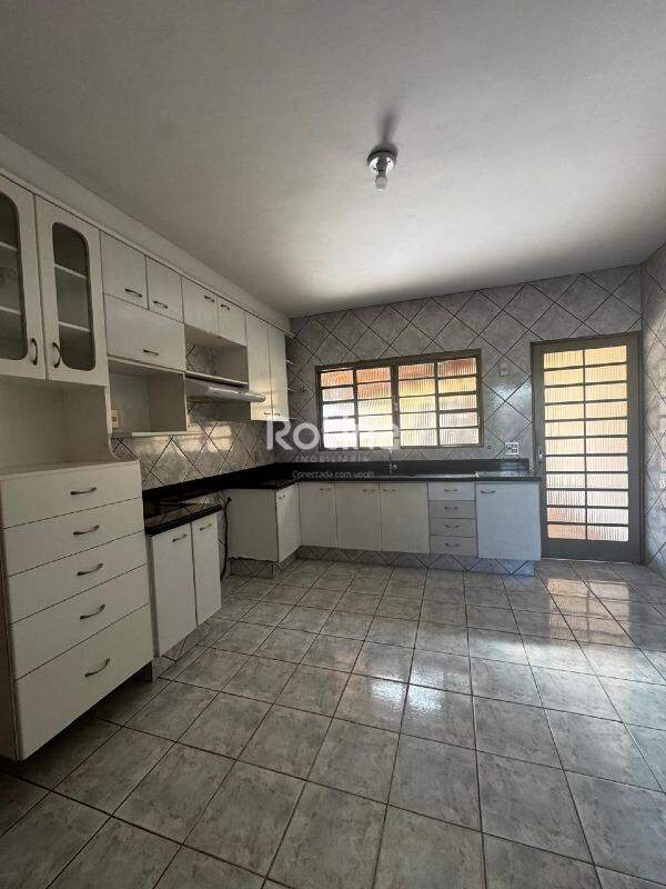 Casa para alugar, 3 quartos em Uberlândia no bairro Brasil no valor de R$ 5.000,00 - Rotina Imobiliária: 