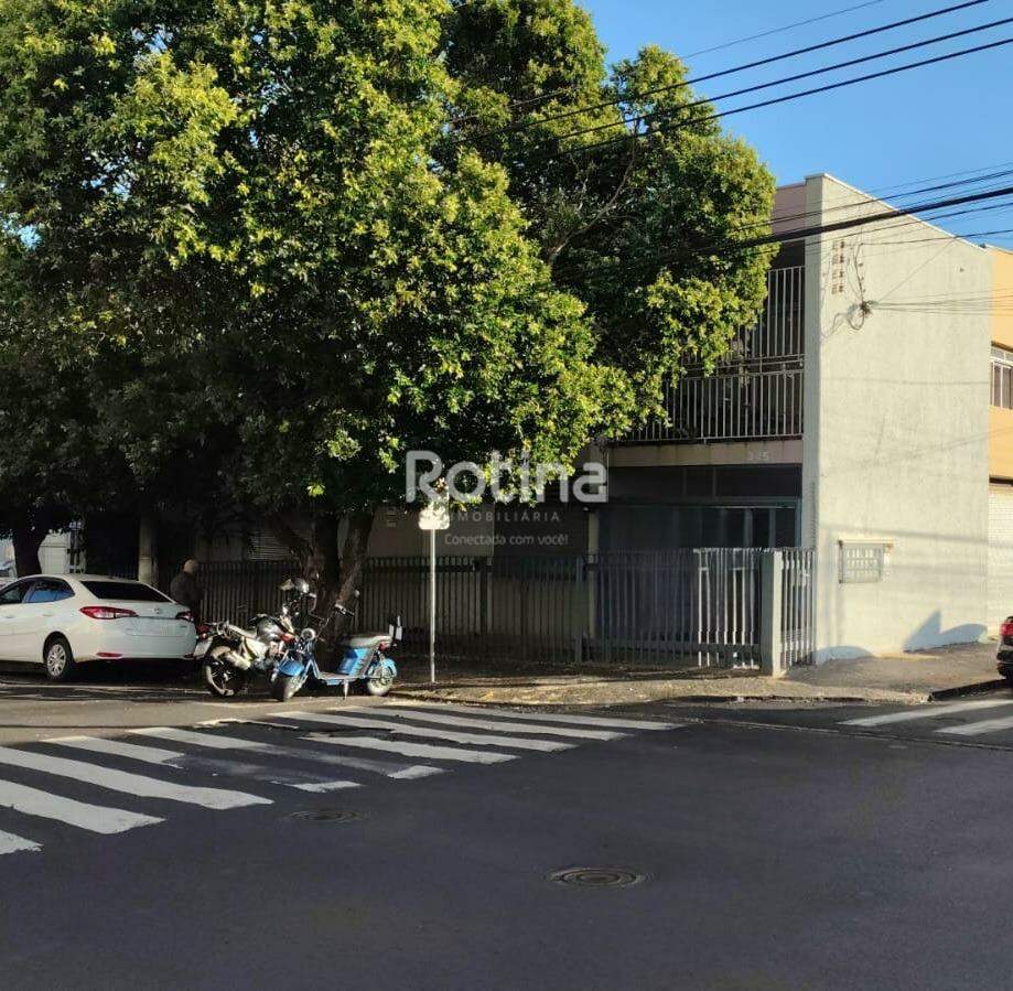 Casa para alugar, 3 quartos em Uberlândia no bairro Martins no valor de R$ 3.200,00 - Rotina Imobiliária: 