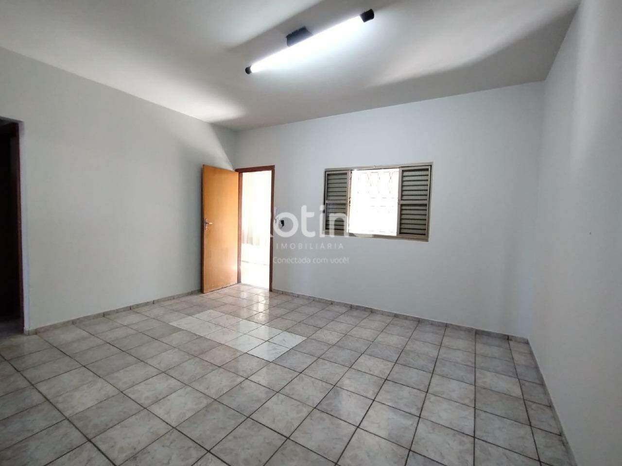 Apartamento para alugar, 3 quartos em Uberlândia no bairro Santa Mônica no valor de R$ 1.900,00 - Rotina Imobiliária: 