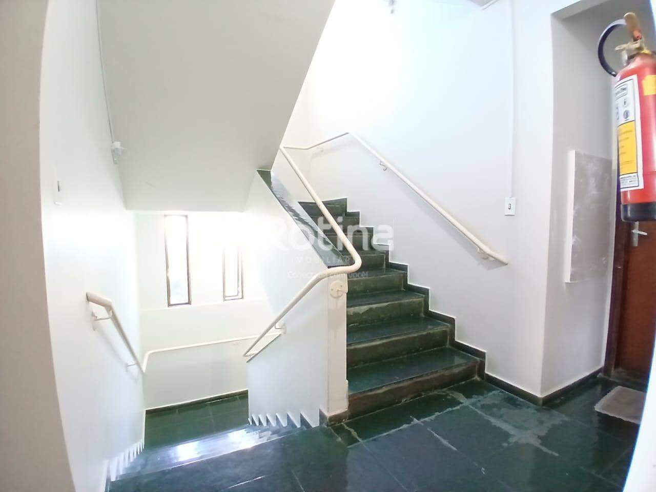 Apartamento para alugar, 3 quartos em Uberlândia no bairro Cazeca no valor de R$ 2.300,00 - Rotina Imobiliária: 