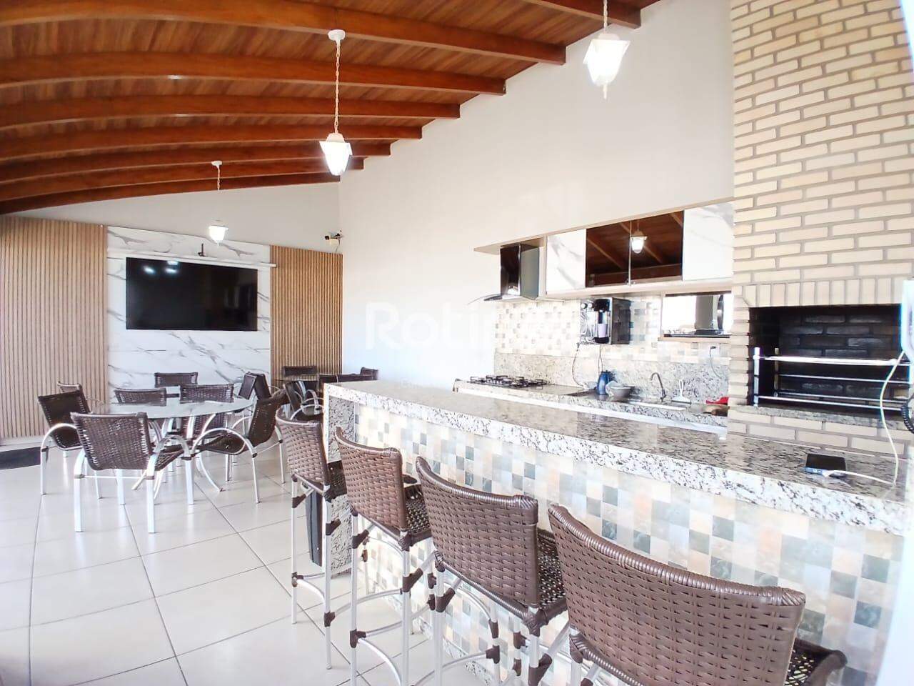 Apartamento para alugar, 3 quartos em Uberlândia no bairro Umuarama no valor de R$ 2.200,00 - Rotina Imobiliária: 