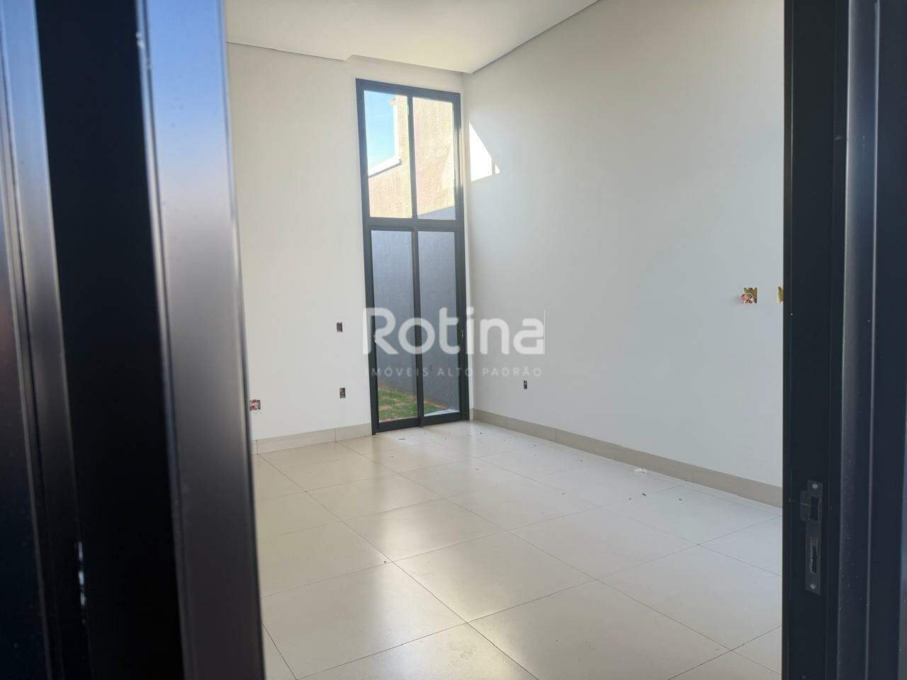Casa à venda, 3 quartos em Uberlândia no bairro Loteamento Portal do Vale II no valor de R$ 900.000,00 - Rotina Imobiliária: 