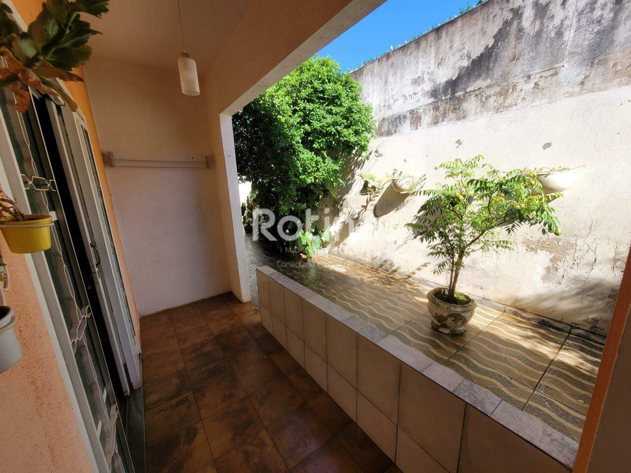 Casa à venda, 3 quartos em Uberlândia no bairro Cidade Jardim no valor de R$ 500.000,00 - Rotina Imobiliária: 