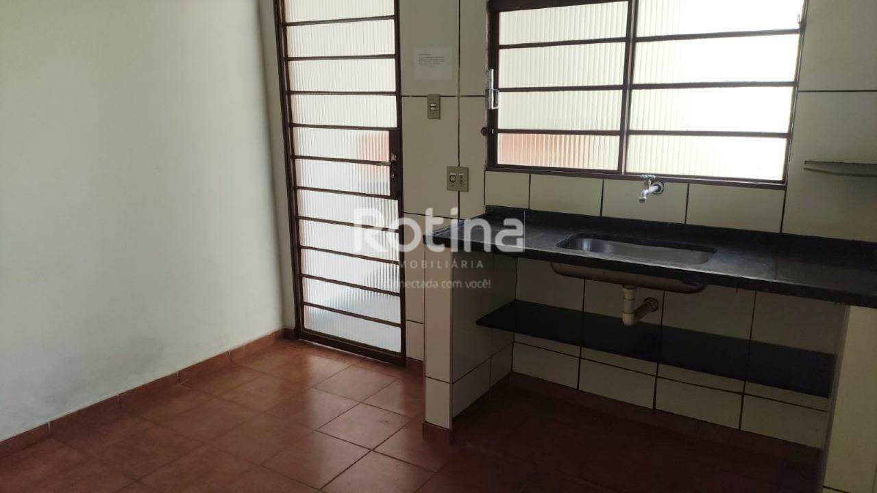 Colônia para alugar, 1 quarto em Uberlândia no bairro Jardim Brasília no valor de R$ 900,00 - Rotina Imobiliária: 