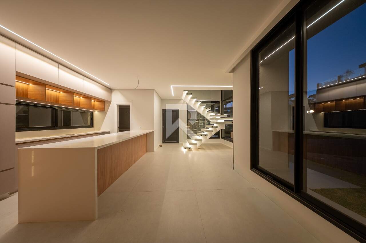 Casa mobiliada com 250m2 privativos Quintal | 3 suítes | Condomínio miniatura 10
