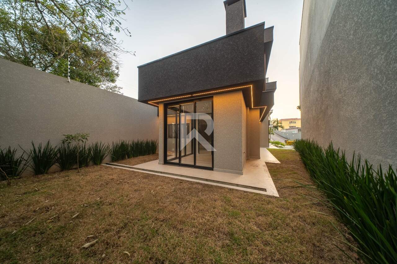 Casa mobiliada com 250m2 privativos Quintal | 3 suítes | Condomínio miniatura 28