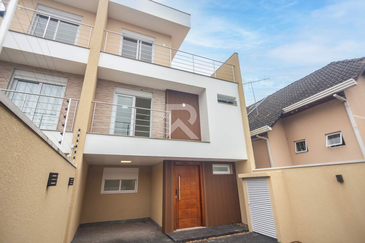 Casa moderna com jardim, 3 quartos, 2 Vagas para Venda – Santo Inácio, Curitiba/PR