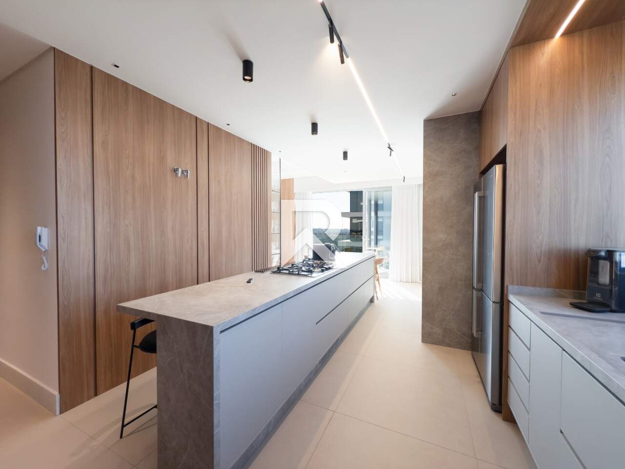 Apt Mobiliado em Cond. Clube, Andar Alto, Vista Livre, Face Norte com 4 suítes e 4 Vagas para alugar - 246m2 - Champagnat, Curitiba miniatura 5