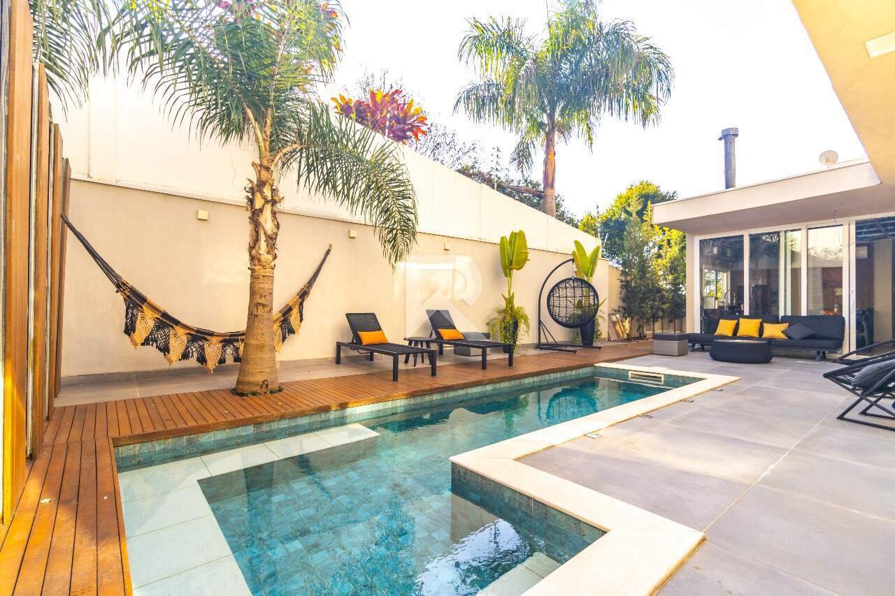 Casa Alto Padrão, Mobiliada em Cond. Clube com Piscina, 4 suítes, 3 vagas e 400m2 para alugar - Campo Comprido, Curitiba-PR