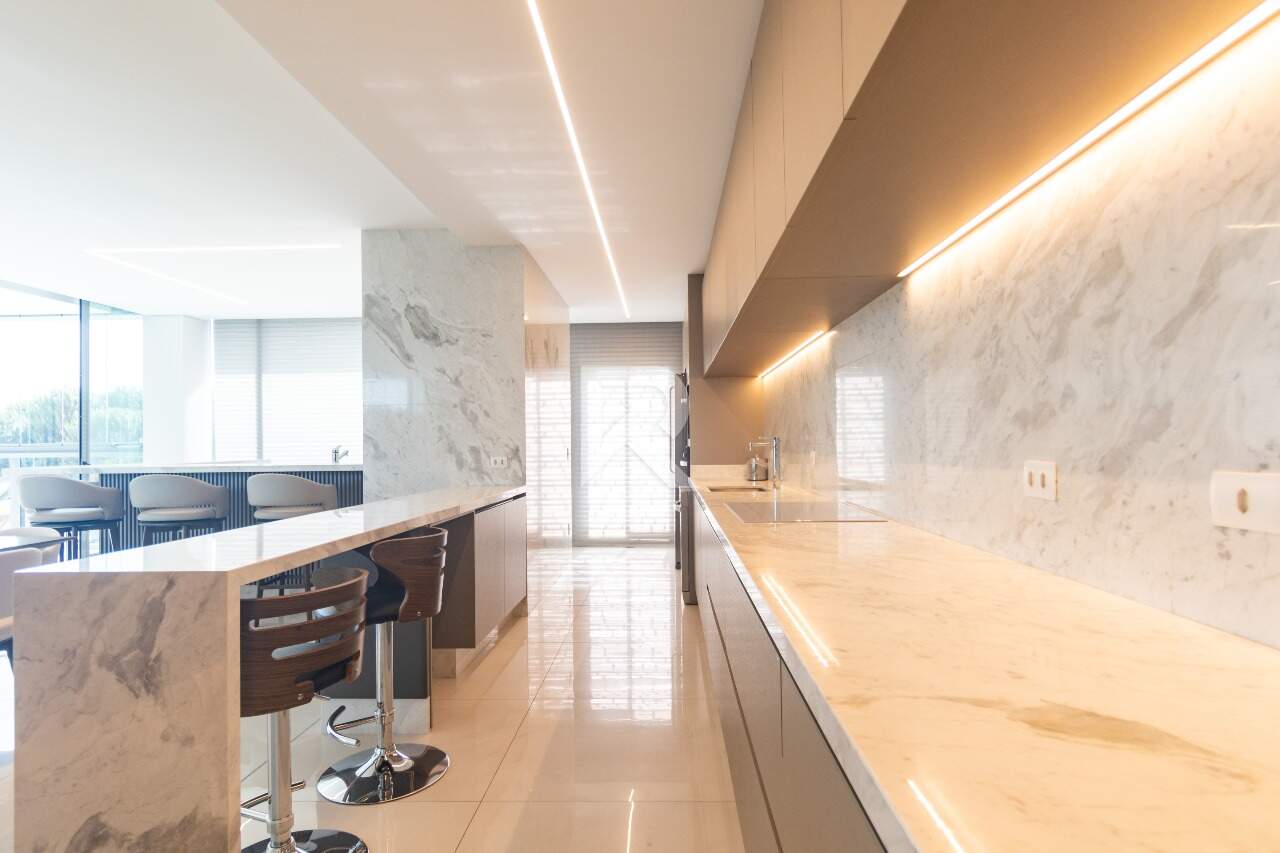Apt Semi Mobiliado em Cond. Clube, Vista Pq Barigui, Face Norte com 4 suítes e 4 Vagas para venda - 288m2 - Champagnat, Curitiba miniatura 20
