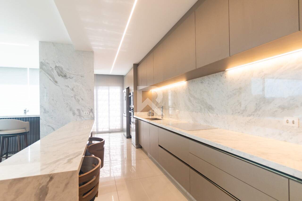 Apt Semi Mobiliado em Cond. Clube, Vista Pq Barigui, Face Norte com 4 suítes e 4 Vagas para venda - 288m2 - Champagnat, Curitiba miniatura 19