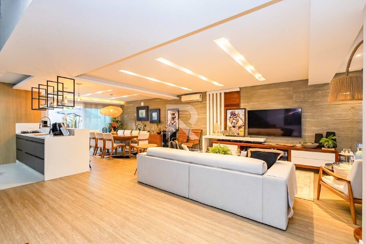 Sobrado de Rua Moderno com Quintal Terraço, Jacuzzi e 3 suítes à venda, 247 m² - Santo Inácio - Curitiba/PR