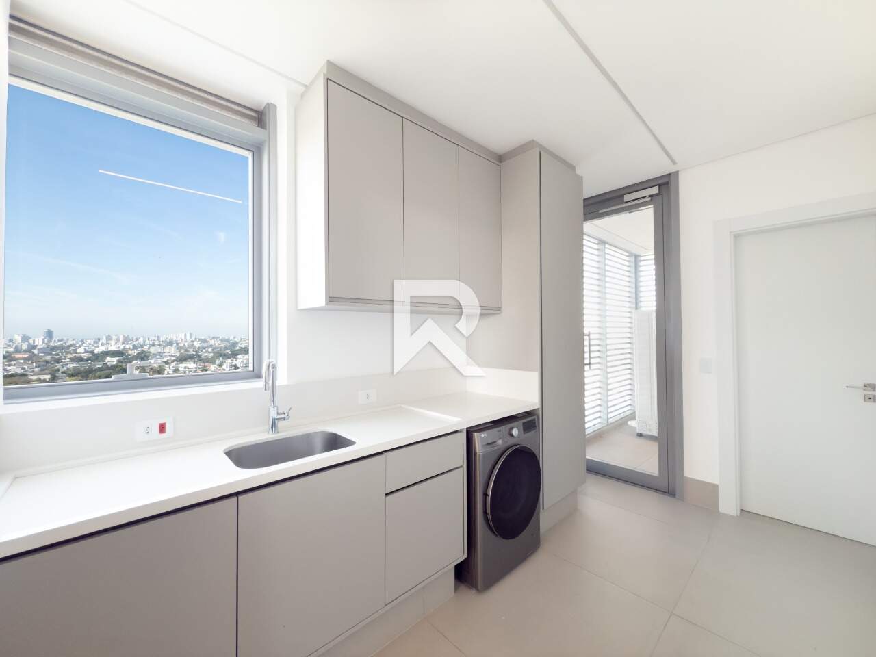 Apt Mobiliado em Cond. Clube, Andar Alto, Vista Livre, Face Norte com 4 suítes e 4 Vagas para venda - 246m2 - Champagnat, Curitiba miniatura 6