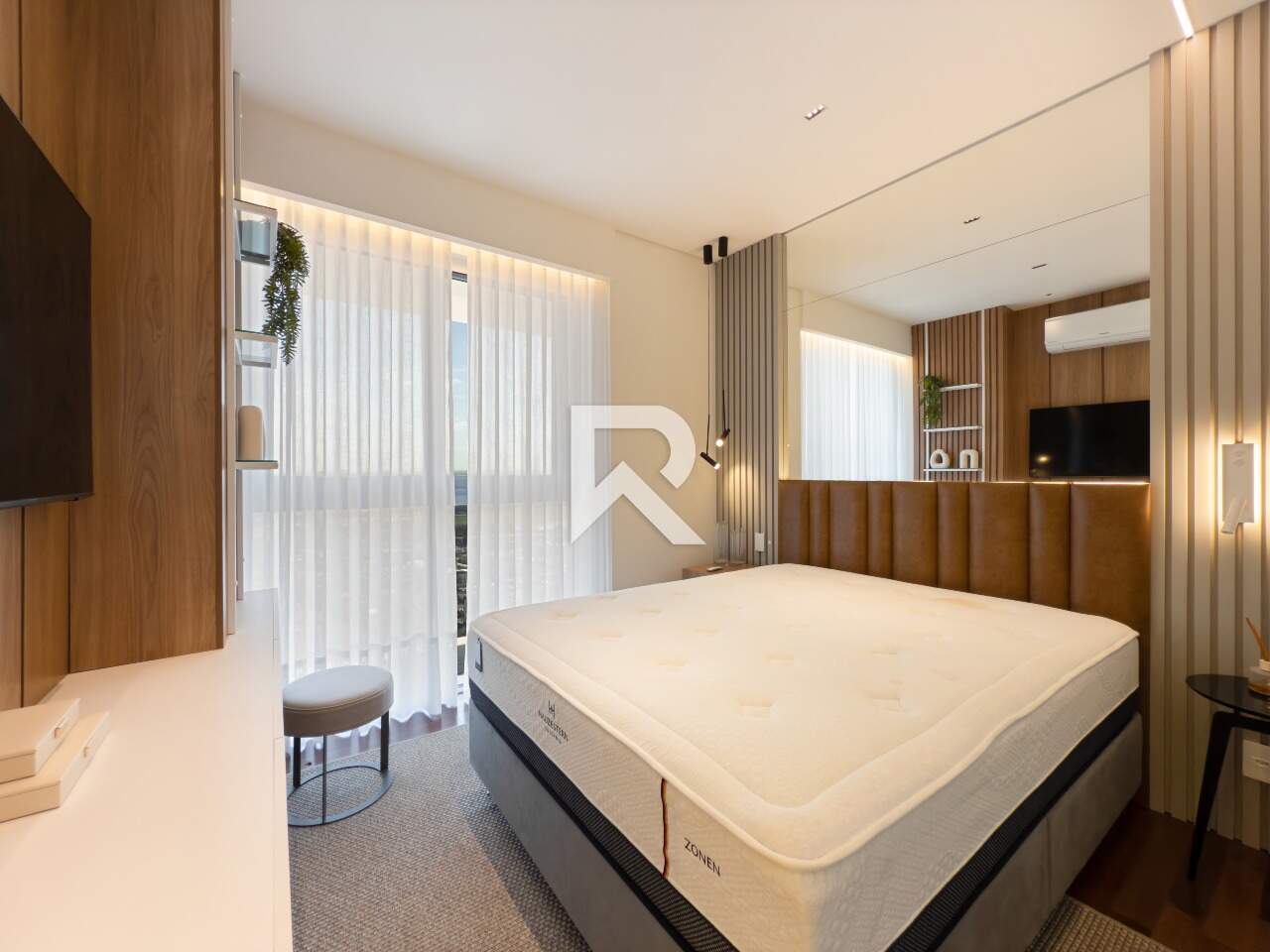 Apt Mobiliado em Cond. Clube, Andar Alto, Vista Livre, Face Norte com 4 suítes e 4 Vagas para venda - 246m2 - Champagnat, Curitiba miniatura 11