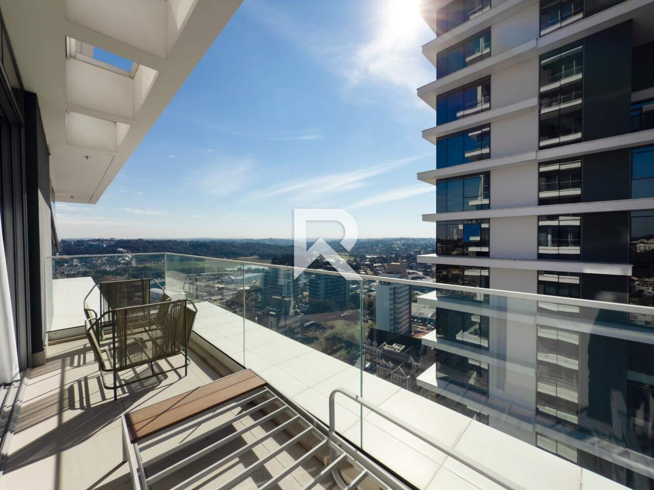Apt Mobiliado em Cond. Clube, Andar Alto, Vista Livre, Face Norte com 4 suítes e 4 Vagas para venda - 246m2 - Champagnat, Curitiba miniatura 4