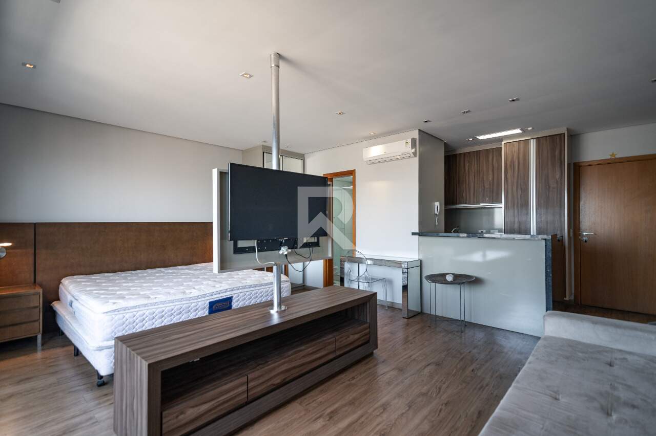 Studio Mobiliado com Vista Livre em Condomínio Clube para locação, 47m2 – Centro – Curitiba/PR miniatura 5