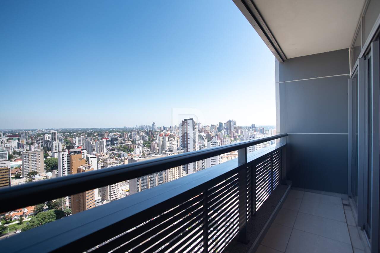 Studio Mobiliado com Vista Livre em Condomínio Clube para locação, 47m2 – Centro – Curitiba/PR miniatura 3
