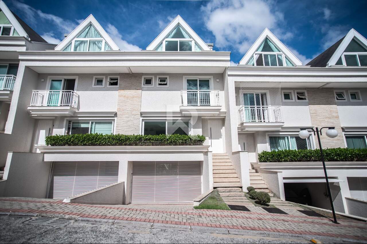 Triplex em Condomínio com Garden Privativo, 3 suítes e 4 vagas – Santo Inácio - Curitiba/PR