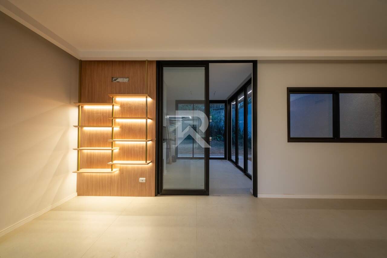 Casa com 250m2 privativos Quintal | 3 suítes | Condomínio miniatura 21