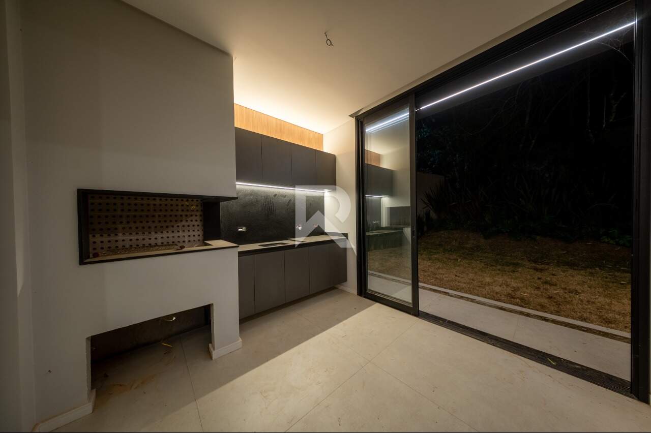 Casa com 250m2 privativos Quintal | 3 suítes | Condomínio miniatura 26