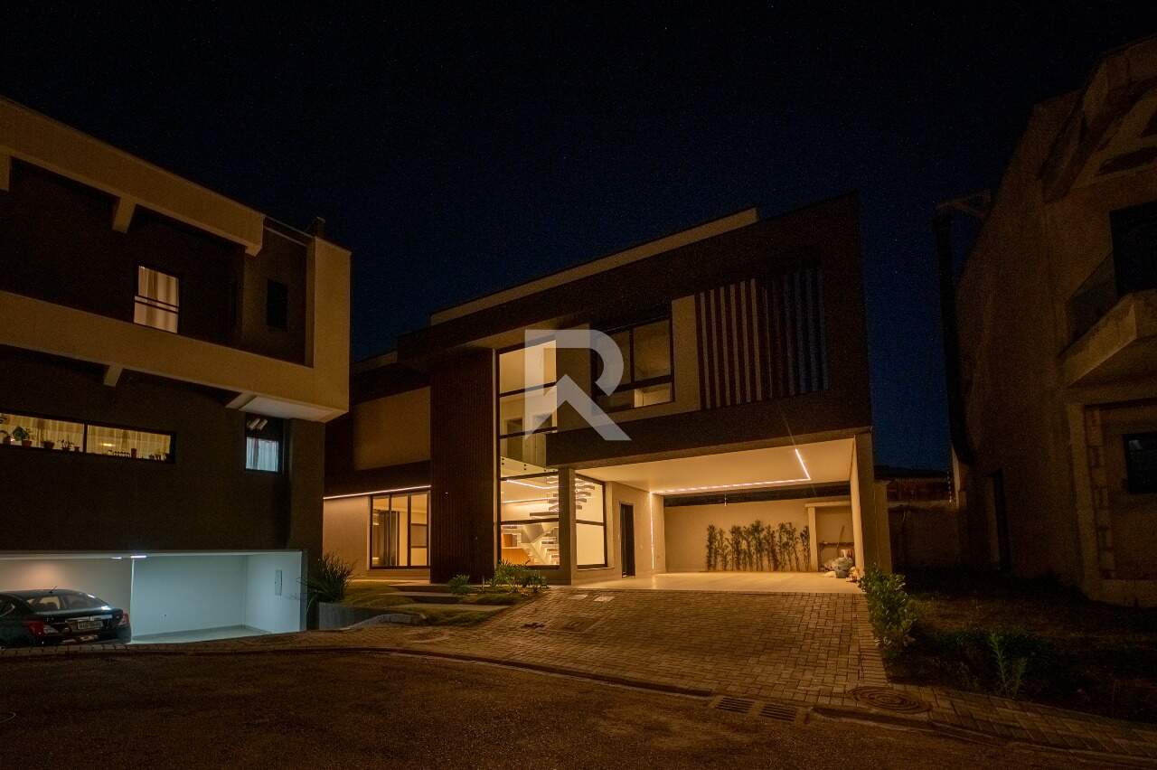 Casa com 250m2 privativos Quintal | 3 suítes | Condomínio miniatura 2