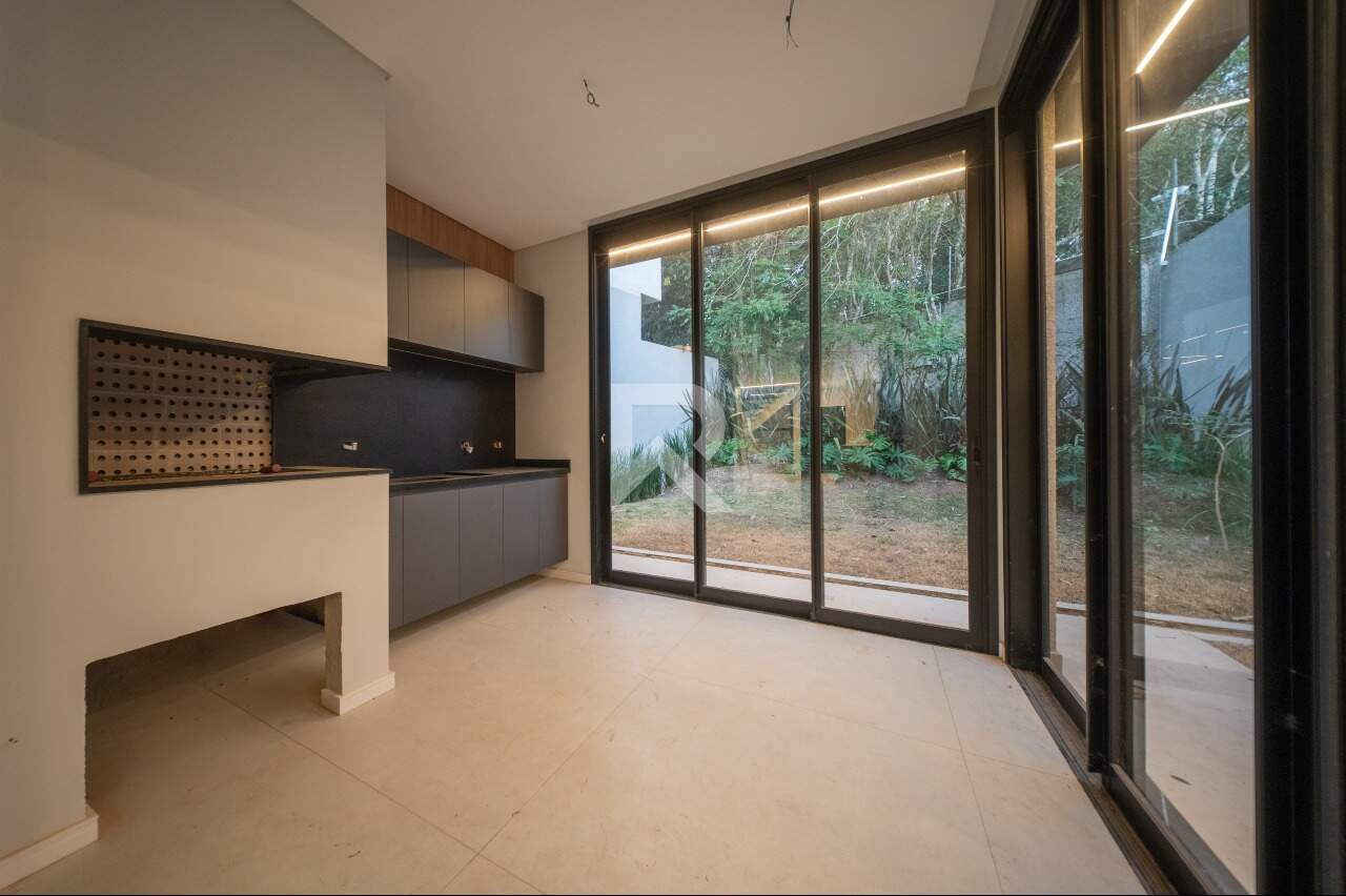 Casa com 250m2 privativos Quintal | 3 suítes | Condomínio miniatura 24