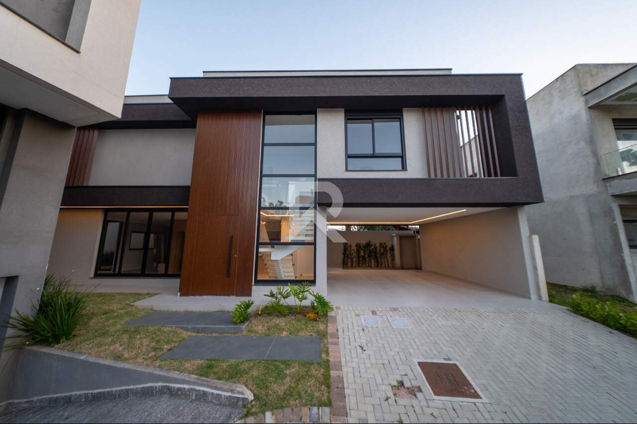 Casa com 250m2 privativos Quintal | 3 suítes | Condomínio