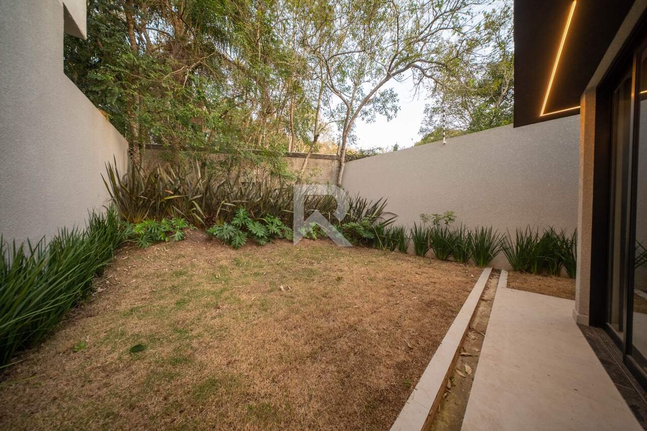 Casa com 250m2 privativos Quintal | 3 suítes | Condomínio miniatura 30