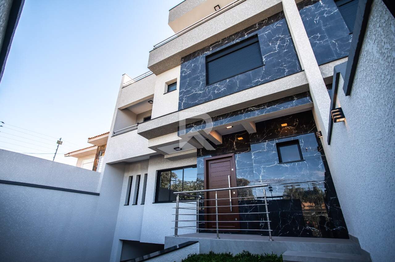 Casa de Rua com Face Norte, 3 quartos 3 Vagas para locação, 200 m² - São Braz - Curitiba/PR